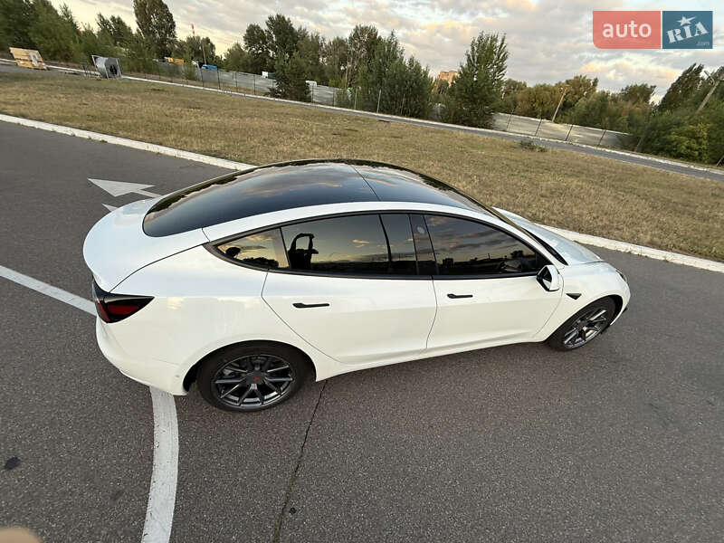 Седан Tesla Model 3 2022 в Киеве