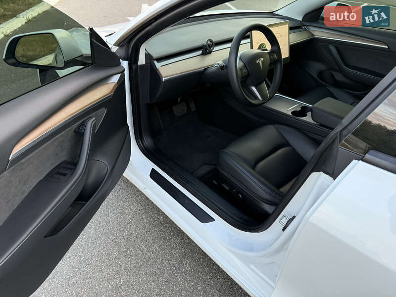 Седан Tesla Model 3 2022 в Киеве
