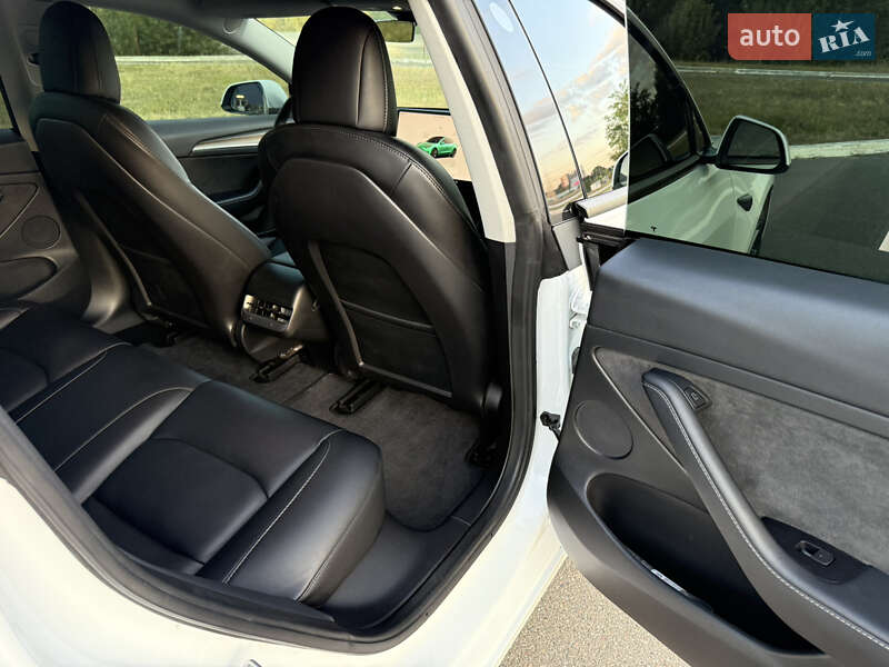 Седан Tesla Model 3 2022 в Киеве