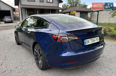 Седан Tesla Model 3 2022 в 