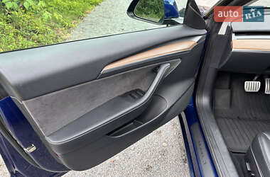 Седан Tesla Model 3 2022 в 