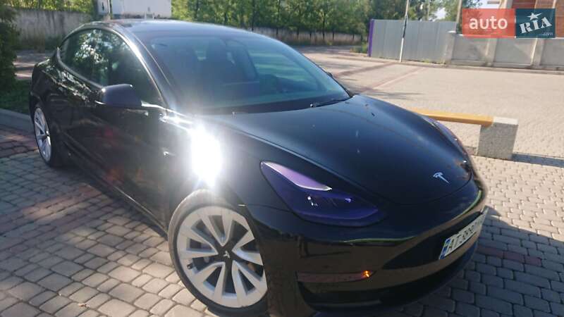 Седан Tesla Model 3 2022 в 