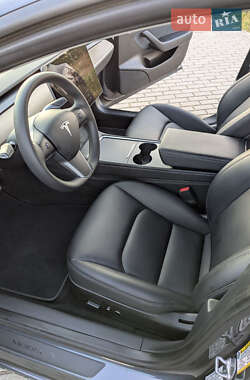 Седан Tesla Model 3 2023 в 