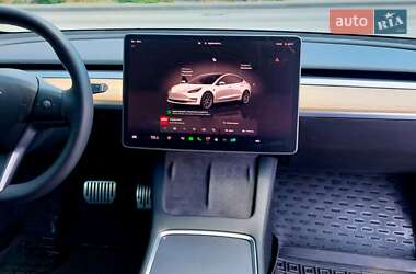 Седан Tesla Model 3 2022 в 
