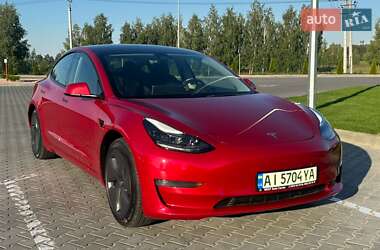 Седан Tesla Model 3 2022 в Бучі
