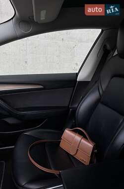 Седан Tesla Model 3 2022 в 