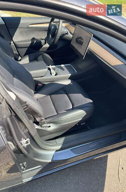 Седан Tesla Model 3 2023 в 