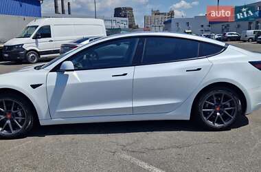 Седан Tesla Model 3 2022 в 