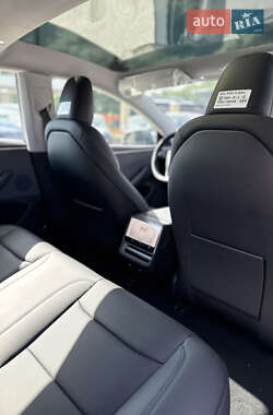 Седан Tesla Model 3 2024 в 