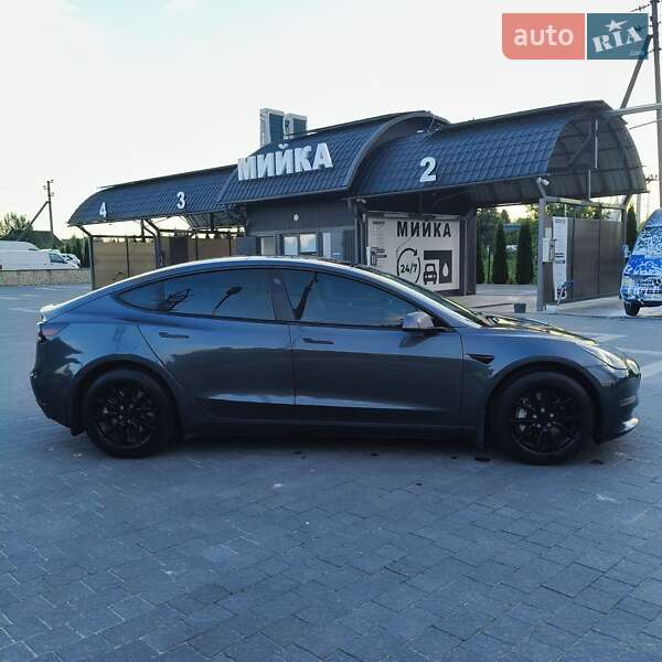 Седан Tesla Model 3 2022 в Почаєві