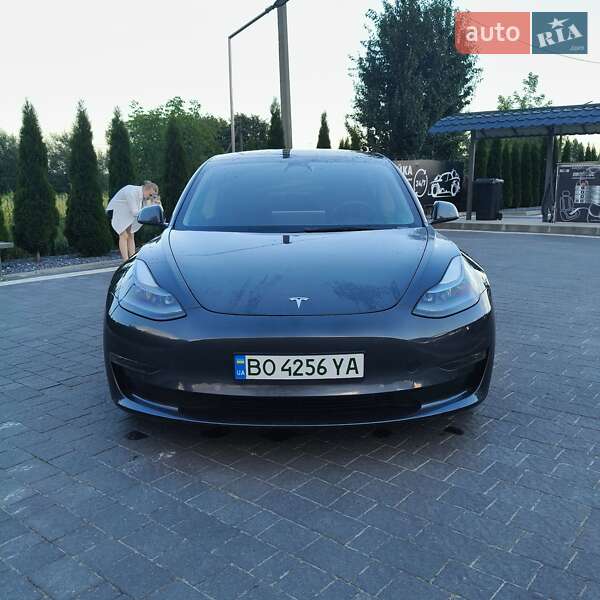 Седан Tesla Model 3 2022 в Почаєві