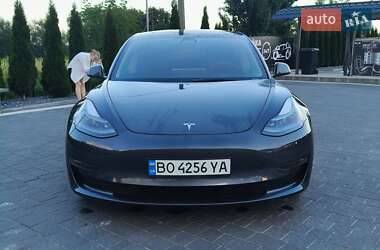 Седан Tesla Model 3 2022 в 