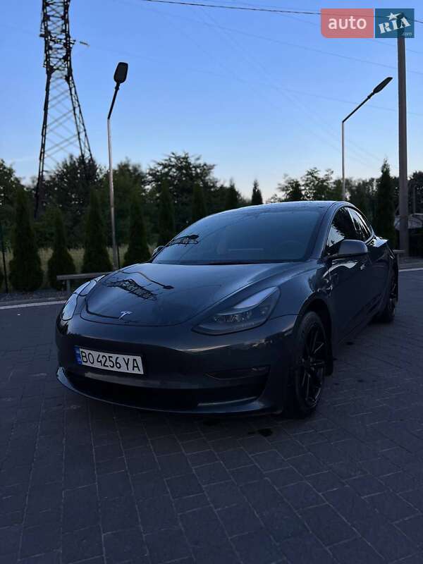 Седан Tesla Model 3 2022 в Почаєві