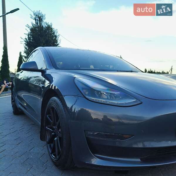 Седан Tesla Model 3 2022 в Почаєві