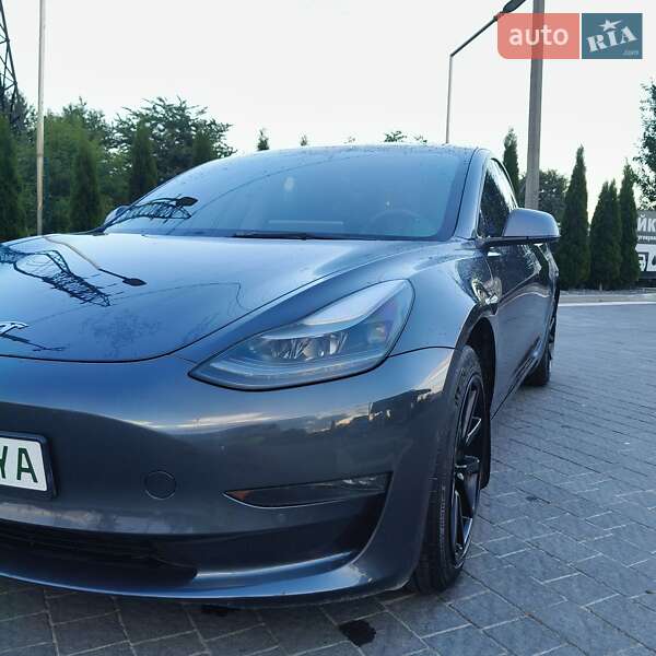 Седан Tesla Model 3 2022 в Почаєві