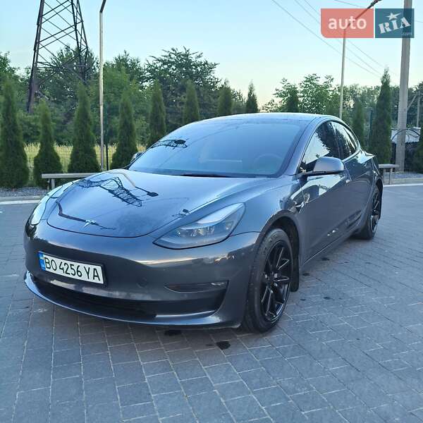 Седан Tesla Model 3 2022 в Почаєві