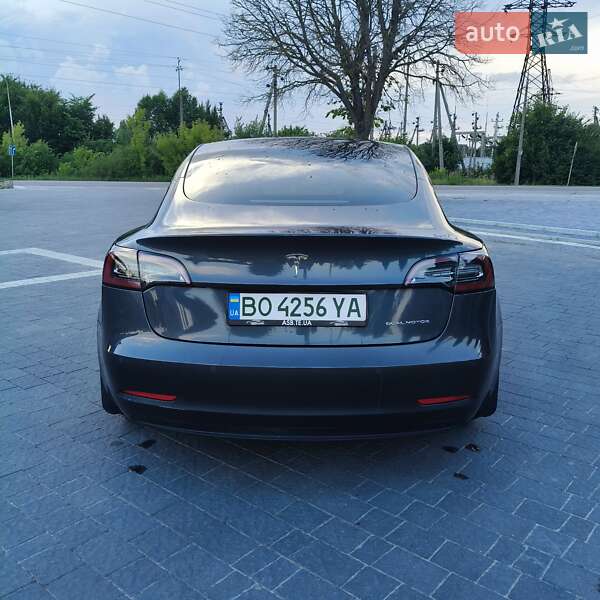 Седан Tesla Model 3 2022 в Почаєві
