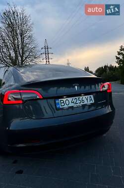 Седан Tesla Model 3 2022 в 