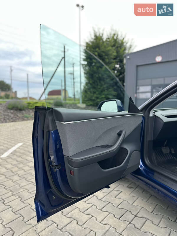 Седан Tesla Model 3 2024 в Луцьку
