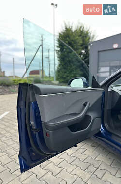 Седан Tesla Model 3 2024 в 