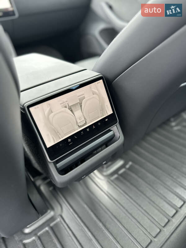 Седан Tesla Model 3 2024 в Луцьку