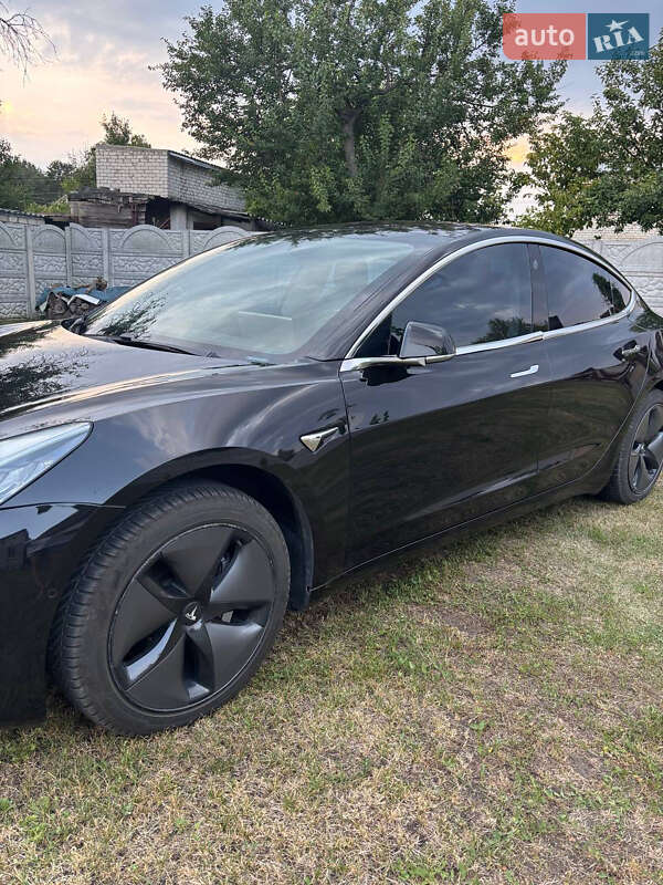 Седан Tesla Model 3 2018 в Кам'янському