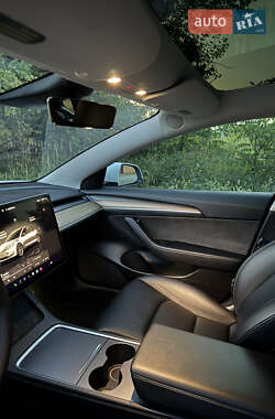 Седан Tesla Model 3 2022 в 