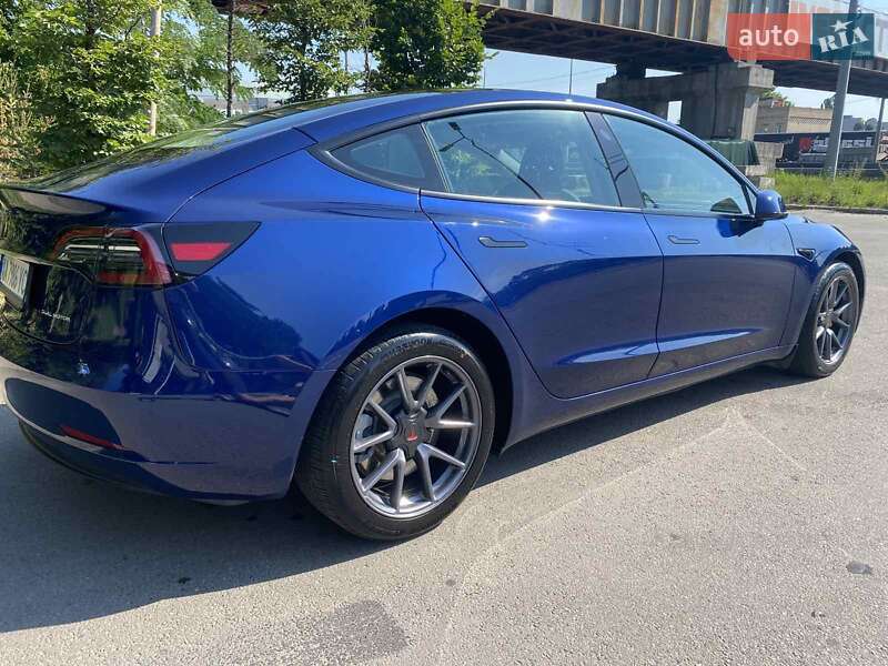 Седан Tesla Model 3 2023 в Києві