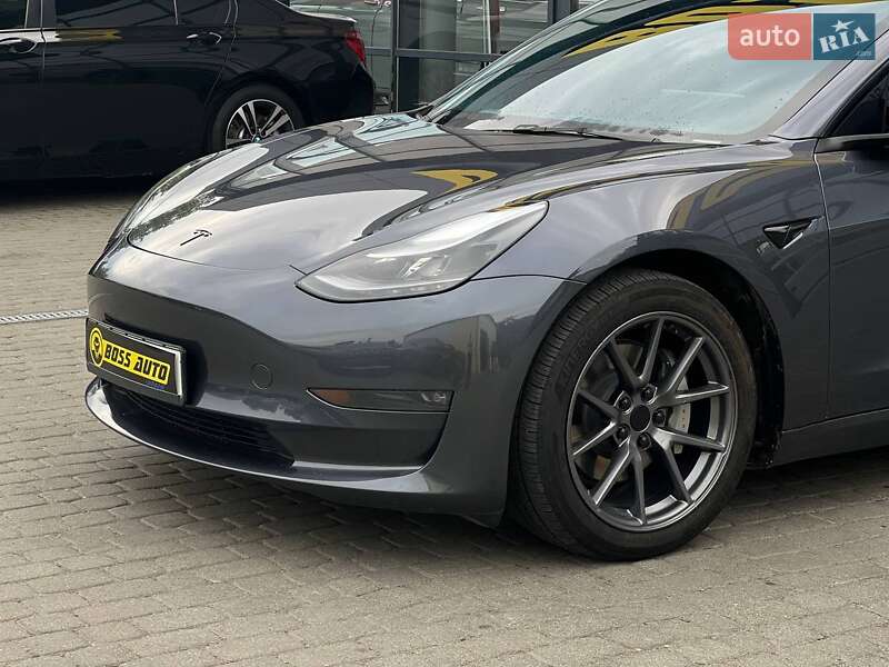 Седан Tesla Model 3 2023 в Івано-Франківську