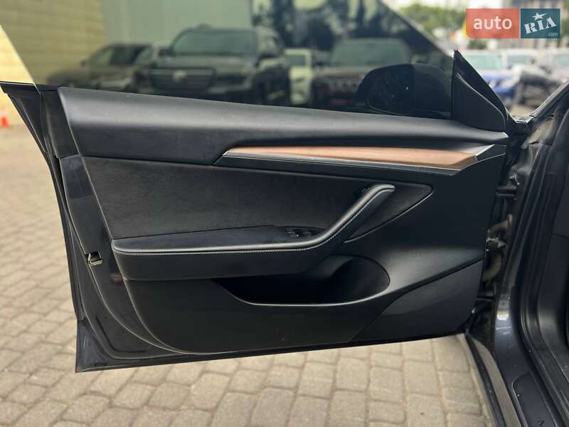 Седан Tesla Model 3 2023 в Івано-Франківську