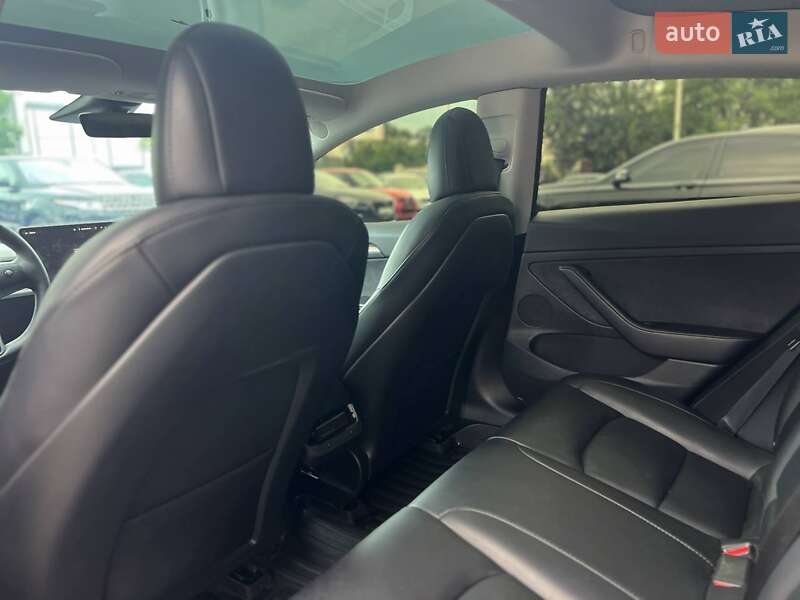 Седан Tesla Model 3 2023 в Івано-Франківську