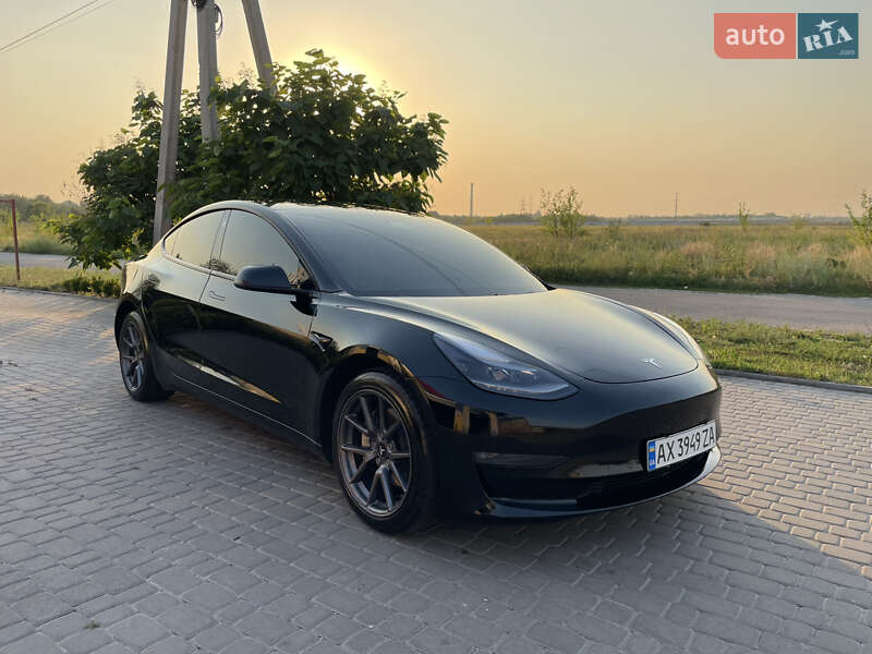 Седан Tesla Model 3 2021 в 