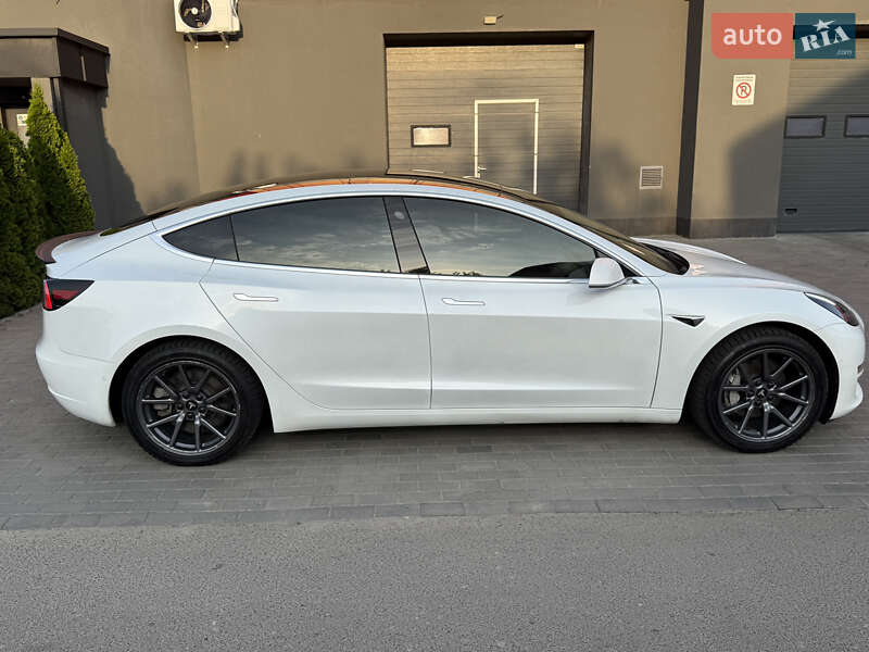 Седан Tesla Model 3 2020 в Луцке