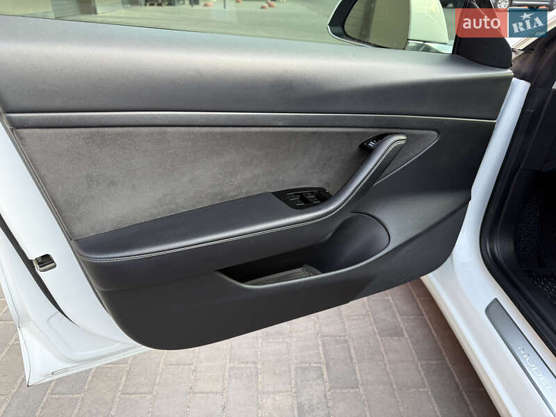 Седан Tesla Model 3 2020 в Луцке