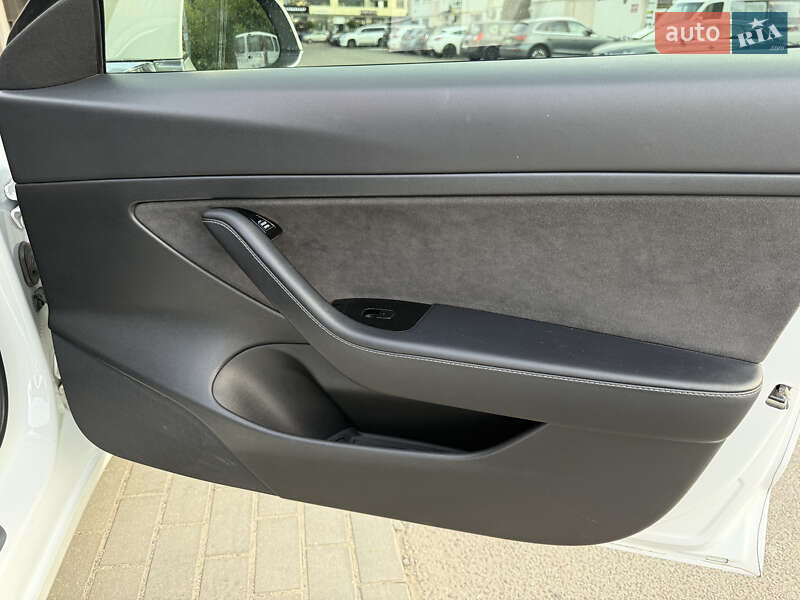 Седан Tesla Model 3 2020 в Луцке