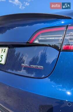 Седан Tesla Model 3 2022 в 