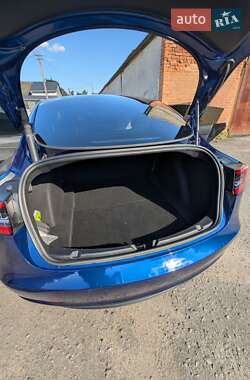 Седан Tesla Model 3 2022 в 