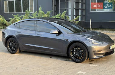 Седан Tesla Model 3 2022 в 