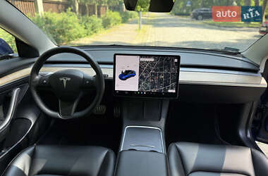 Седан Tesla Model 3 2023 в 