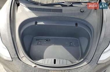 Седан Tesla Model 3 2020 в 