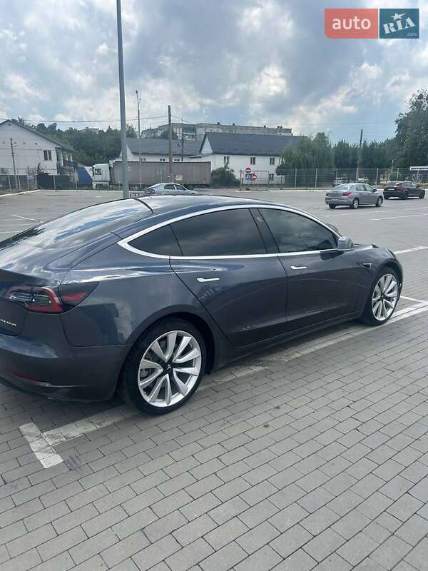 Седан Tesla Model 3 2018 в Умани