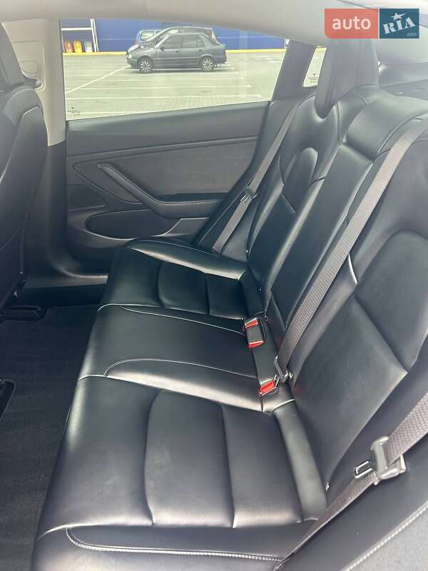 Седан Tesla Model 3 2018 в Умани