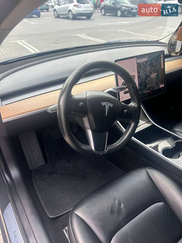 Седан Tesla Model 3 2018 в Умани
