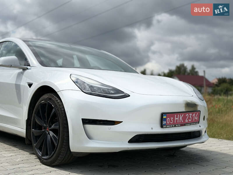Седан Tesla Model 3 2018 в Луцке