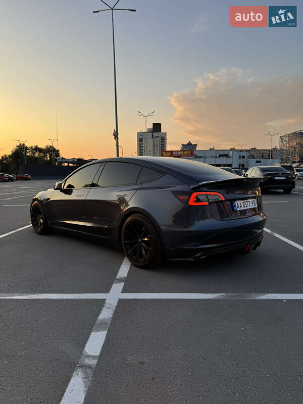 Седан Tesla Model 3 2023 в Києві
