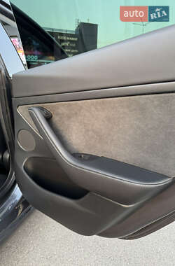 Седан Tesla Model 3 2023 в 