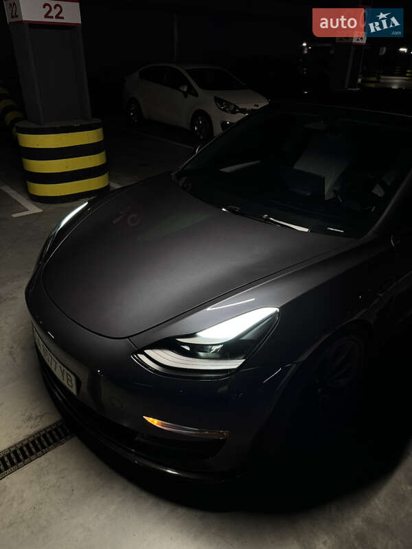 Седан Tesla Model 3 2023 в 
