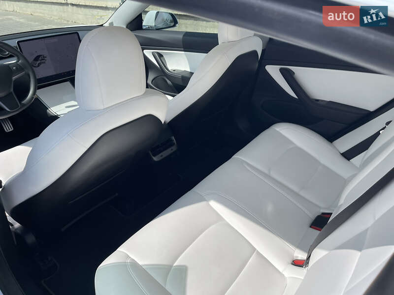Седан Tesla Model 3 2019 в Черновцах