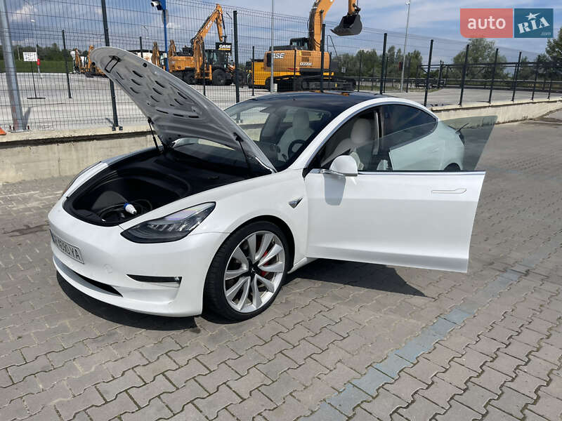 Седан Tesla Model 3 2019 в Черновцах