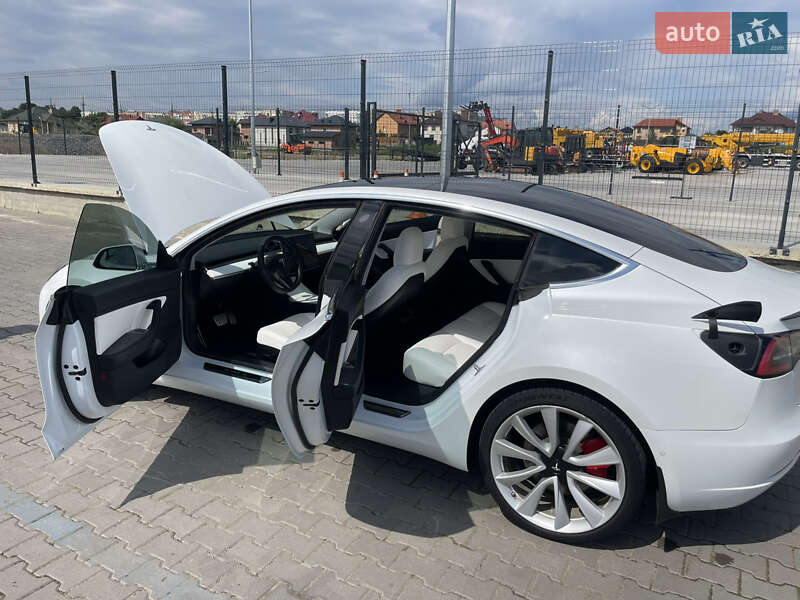 Седан Tesla Model 3 2019 в Черновцах